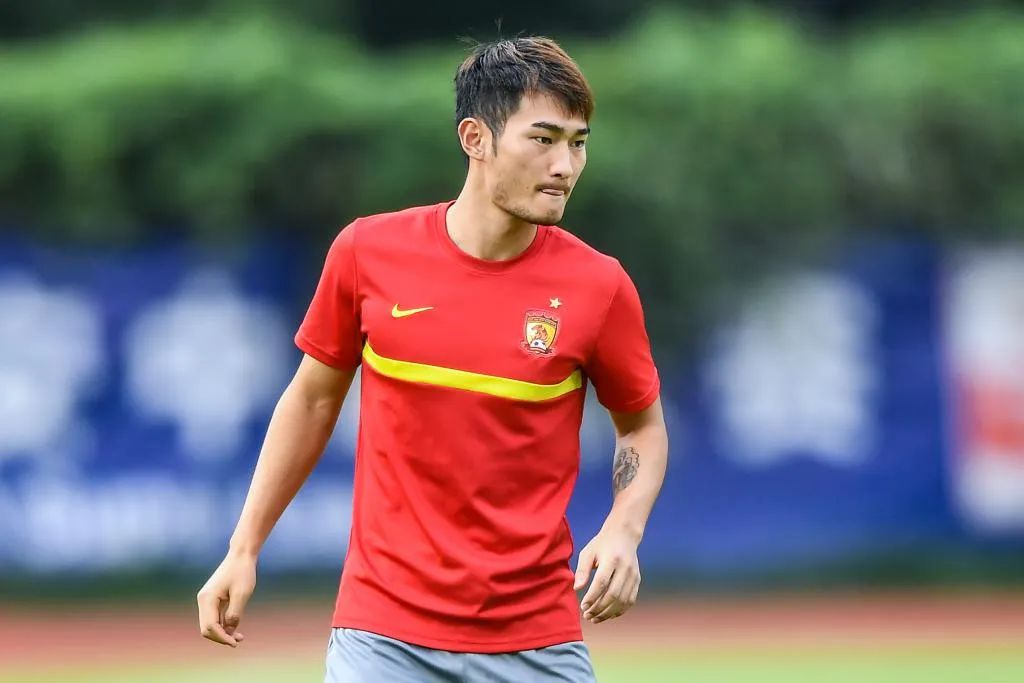 深圳男篮训练开放日,今晨刷新队史纪录引欢呼,葡超在即,阵容厚度经受考验 深圳男篮训练开放日,今晨刷新队史纪录引欢呼,葡超在即,阵容厚度经受考验