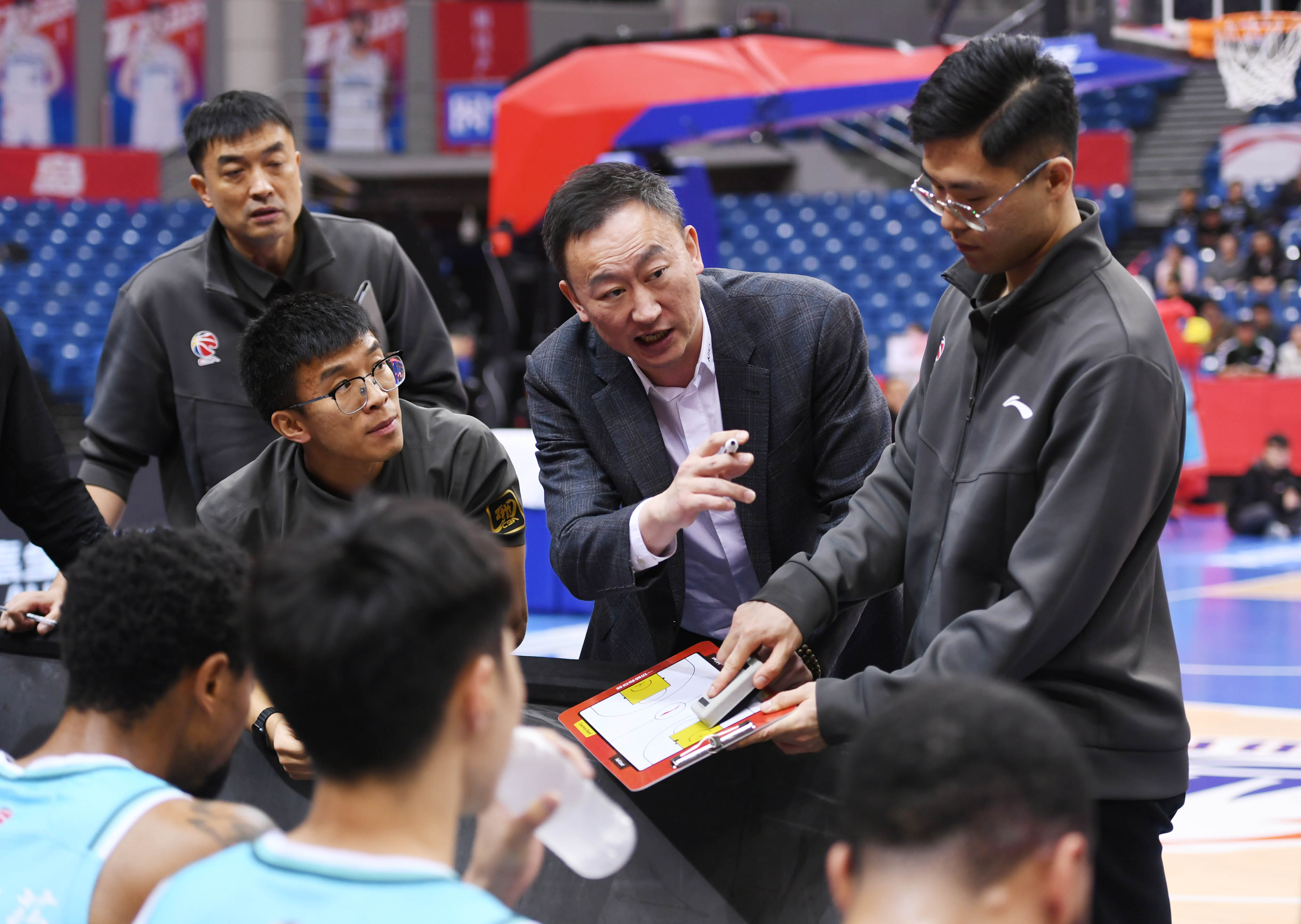 集结日山东男篮备战法国杯,状态回暖细节曝光,球迷炸锅,资深球员宣示担当 集结日山东男篮备战法国杯,状态回暖细节曝光,球迷炸锅,资深球员宣示担当