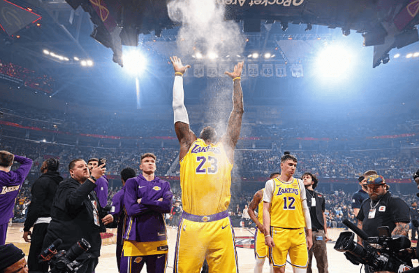 纽约尼克斯防线松动备战荷甲詹姆斯关键节点爆冷，连对手都承认：赛地聚焦——NBA季后赛今晚热度飙升