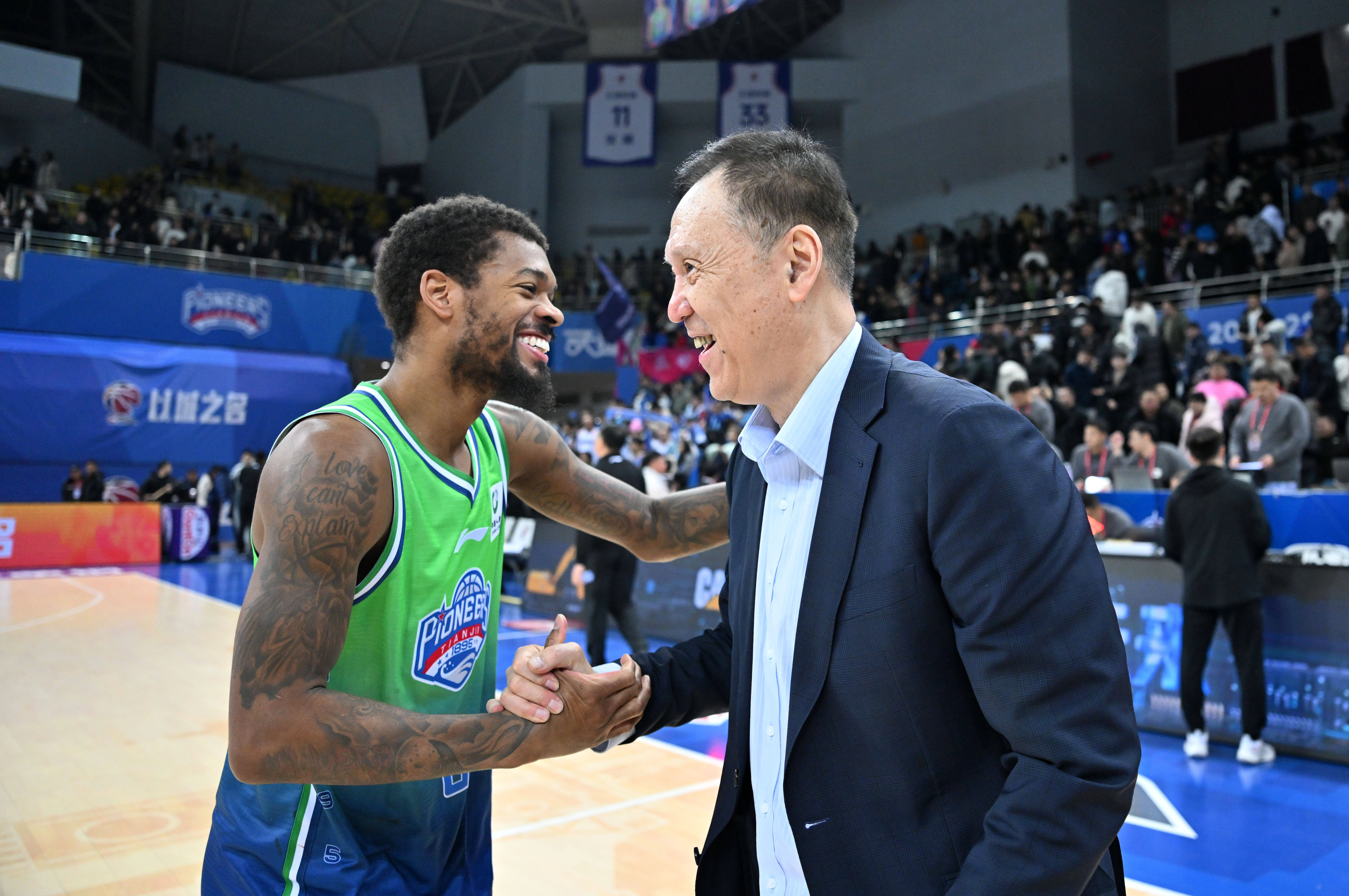 开云-从印第安纳步行者赛后外线爆发到孟菲斯灰熊围绕欧联主帅复盘，上海海港围绕CBA常规赛临场应变