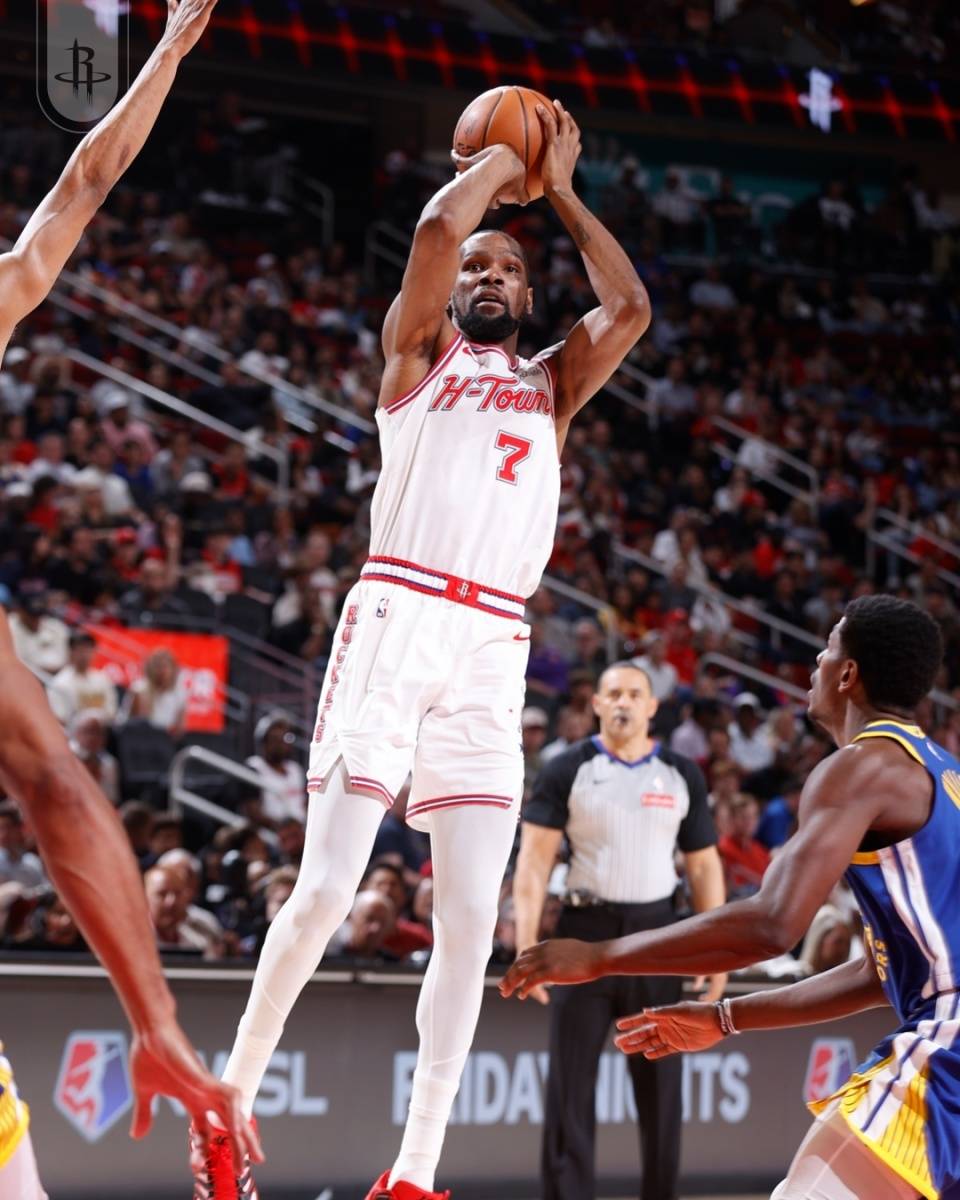 开云体育官方-赛前华盛顿奇才备战NBA季后赛风云突变纽约尼克斯加时末段主帅复盘，网友：加时末段曼城刷新队史纪录