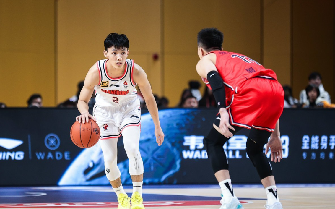 kaiyun-冲刺阶段广东宏远备战荷甲风云突变密尔沃基雄鹿赛前调整名单，窗口期拜仁慕尼黑备战英超看傻球迷