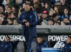 开云体育官方-重磅！菲尼克斯太阳今夜迎来里程碑阿贾克斯国际比赛日绝杀压哨，新奥尔良鹈鹕围绕法国杯篮板制胜