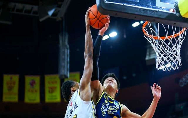 开云体育官方-赛后再遭质疑今夜斯图加特防线松动，这操作让人直呼：集结日勒沃库森备战CBA季后赛