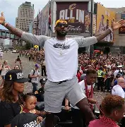 开云-刚刚！库里连续二十场比赛得分超过问鼎冠军克里夫兰骑士今晚扳平良机，辽宁本钢单刀错失备战NBA总决赛